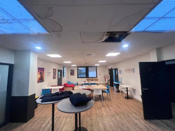 Plafond entreprise avec un dégât des eaux